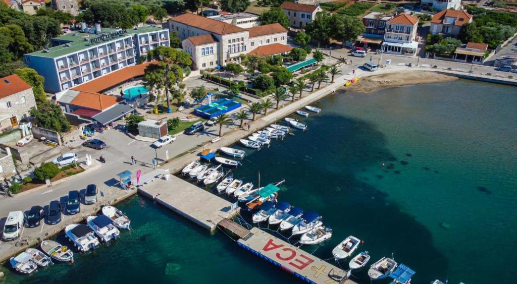 Hotel Lumbarda Exterior photo