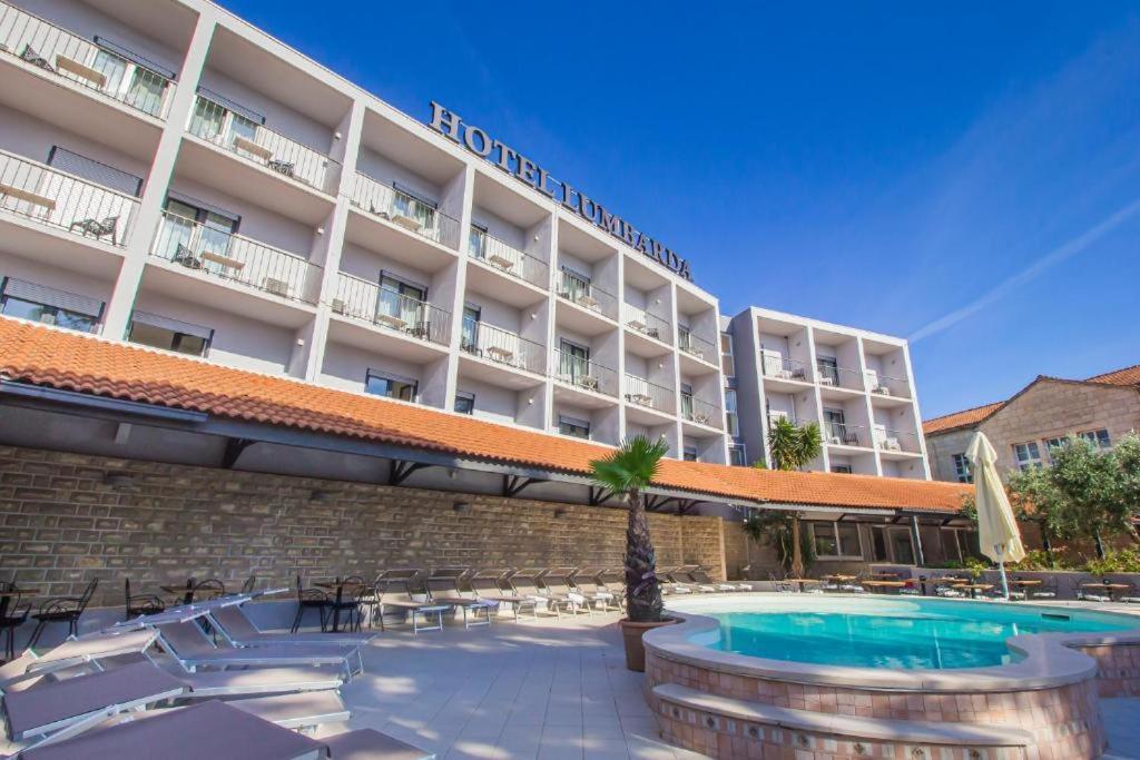 Hotel Lumbarda Exterior photo